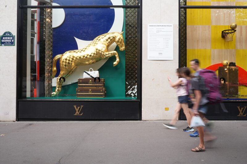 Las firmas de artículos de lujo deben volver a centrarse en la creatividad, el contenido de moda y la novedad para impulsar los volúmenes. Las firmas de artículos de lujo deben volver a centrarse en la creatividad, el contenido de moda y la novedad para impulsar los volúmenes.