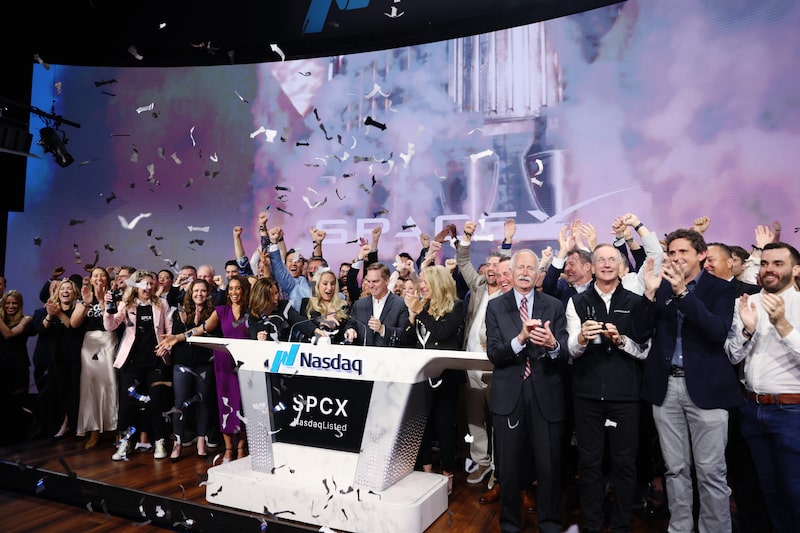 Bret Johnsen y Gwynne Shotwell durante la oferta pública inicial (OPI) de Space Exploration Technologies Corp (SpaceX), en el Nasdaq MarketSite de Nueva York, EE.UU., el viernes 12 de junio de 2026. Bret Johnsen y Gwynne Shotwell durante la oferta pública inicial (OPI) de Space Exploration Technologies Corp (SpaceX), en el Nasdaq MarketSite de Nueva York, EE.UU., el viernes 12 de junio de 2026.