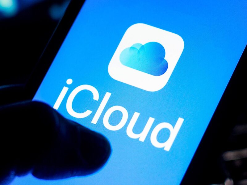 El logotipo de iCloud en la pantalla de un smartphone. El logotipo de iCloud en la pantalla de un smartphone.