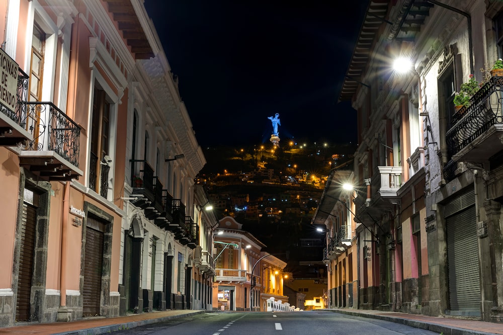 Quito, Ecuador - 10 de octubre de 2021: Calle Venezuela con la Virgen del Panecillo en el fondo. Quito, Ecuador - 10 de octubre de 2021: Calle Venezuela con la Virgen del Panecillo en el fondo.