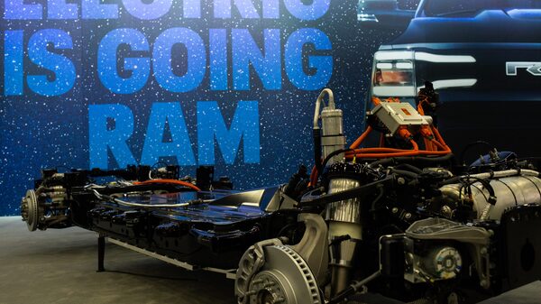 Nova aposta em elétricos promete mais autonomia com carregador a bordo Nova aposta em elétricos promete mais autonomia com carregador a bordo