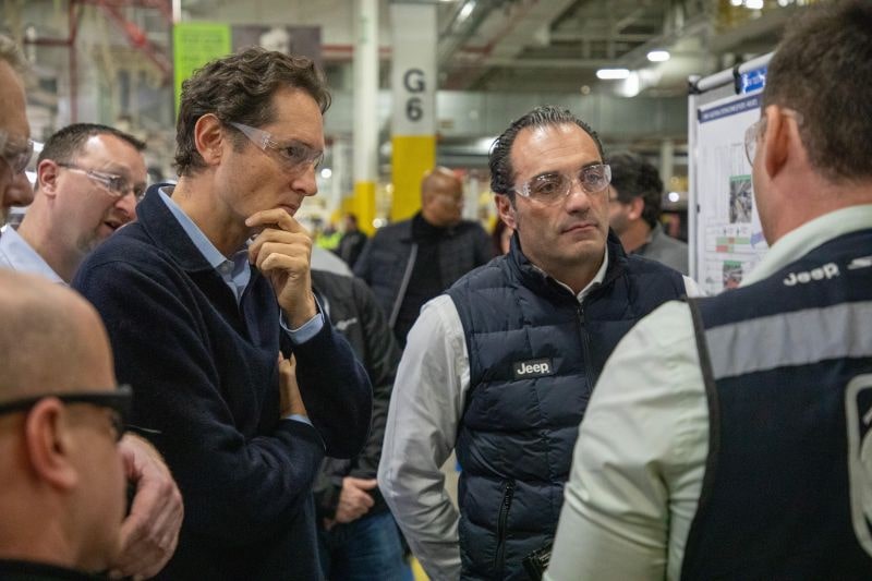 John Elkann, presidente do conselho da Stellantis (à esquerda com a mão no queixo) e Antonio Filosa, novo CEO do grupo (Foto: Reprodução/Instagram) John Elkann, presidente do conselho da Stellantis (à esquerda com a mão no queixo) e Antonio Filosa, novo CEO do grupo (Foto: Reprodução/Instagram)