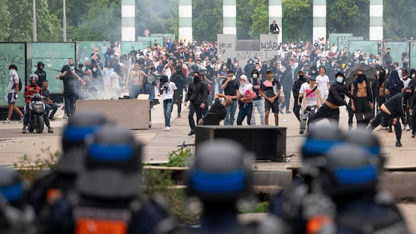 Se reducen los disturbios en Francia tras despliegue de la policía en todo el país Se reducen los disturbios en Francia tras despliegue de la policía en todo el país