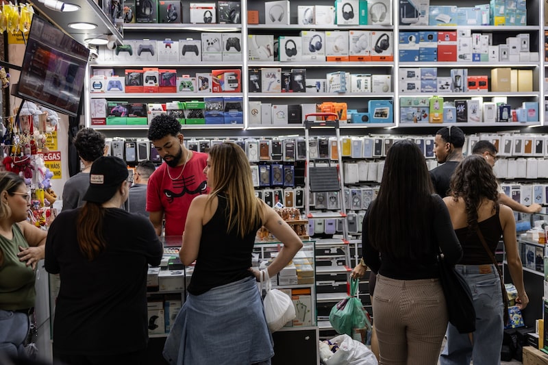 Clientes en una tienda de São Paulo. Fotógrafa: Maira Erlich/Bloomberg Clientes en una tienda de São Paulo. Fotógrafa: Maira Erlich/Bloomberg