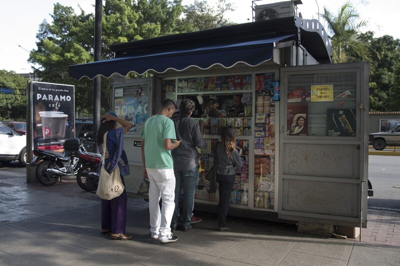 En octubre, la telefonía fija subió 19%, la telefonía móvil aumentó 19,5%, el servicio de internet 11% y el transporte terrestre 8,2%. En octubre, la telefonía fija subió 19%, la telefonía móvil aumentó 19,5%, el servicio de internet 11% y el transporte terrestre 8,2%.