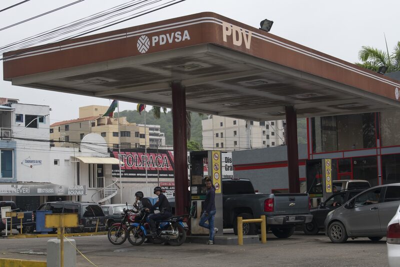 Una gasolinera de PDVSA en Puerto La Cruz, Venezuela.
Fotógrafo: Carolina Cabral/Bloomberg Una gasolinera de PDVSA en Puerto La Cruz, Venezuela.
Fotógrafo: Carolina Cabral/Bloomberg