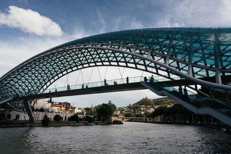 Visitantes en el Puente de la Paz en Tiflis. Visitantes en el Puente de la Paz en Tiflis.