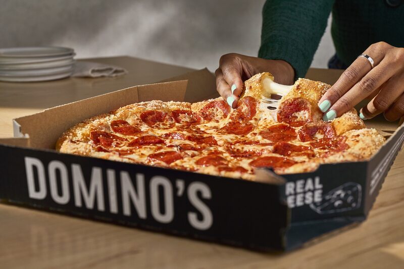 La pizza con masa rellena de parmesano impulsa las ventas de Domino’s. La pizza con masa rellena de parmesano impulsa las ventas de Domino’s.