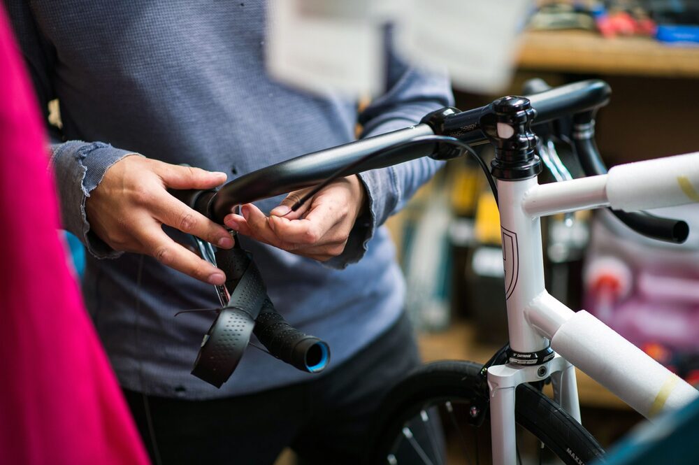 Un mecánico da los toques finales a un juego de manubrios en una tienda de bicicletas en Vancouver, Columbia Británica, Canadá, el jueves 4 de junio de 2020. Un mecánico da los toques finales a un juego de manubrios en una tienda de bicicletas en Vancouver, Columbia Británica, Canadá, el jueves 4 de junio de 2020.