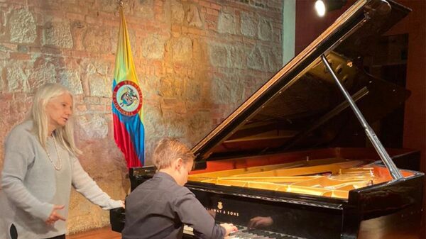Con 10 años, niño colombiano prodigio toca piano como músico de gran trayectoria Con 10 años, niño colombiano prodigio toca piano como músico de gran trayectoria
