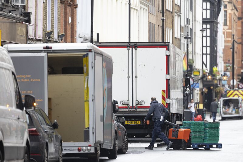 Un camionero devuelve cajas a un camión en el centro de Londres, Reino Unido, el lunes 23 de septiembre de 2024. Un camionero devuelve cajas a un camión en el centro de Londres, Reino Unido, el lunes 23 de septiembre de 2024.