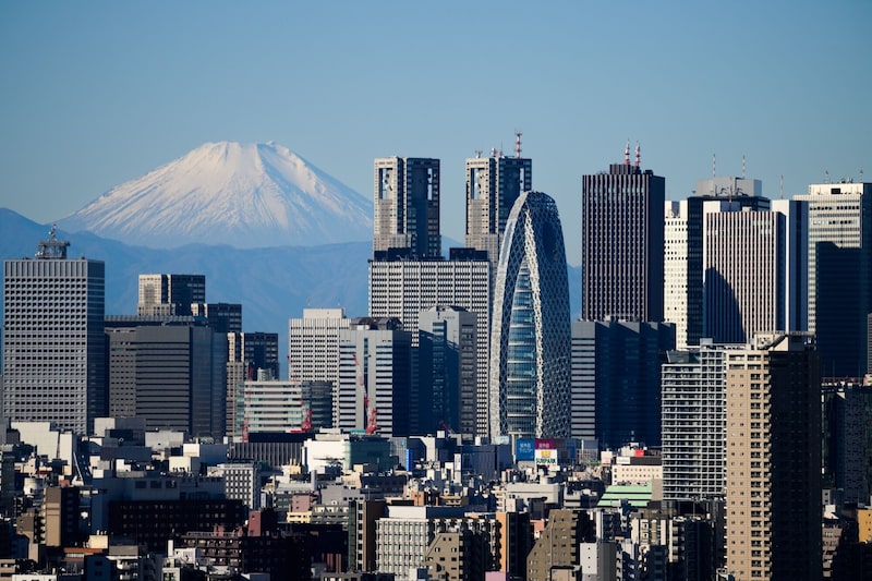 El monte Fuji se alza detrás de los edificios de Tokio, Japón, el martes 26 de diciembre de 2023. El monte Fuji se alza detrás de los edificios de Tokio, Japón, el martes 26 de diciembre de 2023.