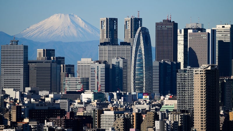 Japão prevê alcançar o primeiro superávit fiscal primário em 28 anos Japão prevê alcançar o primeiro superávit fiscal primário em 28 anos