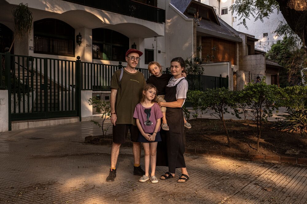 Mark Boyarsky con su esposa y sus dos hijos en el barrio de Belgrano. Se trasladaron a Argentina en septiembre y solicitaron el estatus de refugiados, huyendo del giro conservador de la sociedad rusa.Fotógrafo: Sarah Pabst/Bloomberg Mark Boyarsky con su esposa y sus dos hijos en el barrio de Belgrano. Se trasladaron a Argentina en septiembre y solicitaron el estatus de refugiados, huyendo del giro conservador de la sociedad rusa.Fotógrafo: Sarah Pabst/Bloomberg