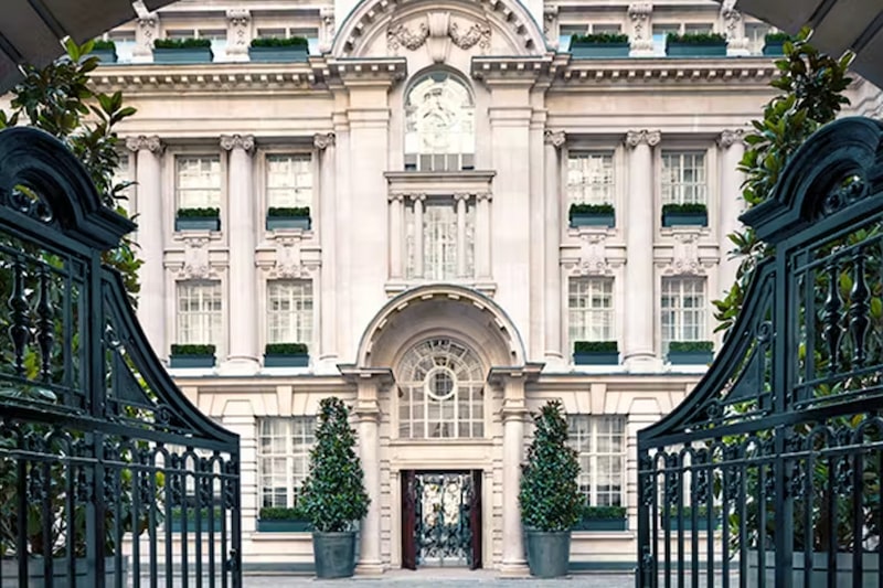 A família, liderada pelo magnata Henry Cheng, nomeou consultores para colocar à venda o Rosewood Hotel em Londres A família, liderada pelo magnata Henry Cheng, nomeou consultores para colocar à venda o Rosewood Hotel em Londres