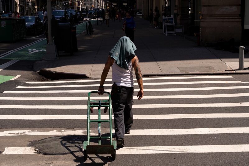 Un trabajador se cubre la cabeza con una camiseta durante las altas temperaturas en Nueva York. (Adam Gray/Bloomberg) Un trabajador se cubre la cabeza con una camiseta durante las altas temperaturas en Nueva York. (Adam Gray/Bloomberg)
