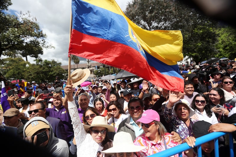 Simpatizantes del presidente Daniel Noboa llevan la bandera ecuatoriana a la Plaza de la Independencia, el 24 de mayo de 2025. Simpatizantes del presidente Daniel Noboa llevan la bandera ecuatoriana a la Plaza de la Independencia, el 24 de mayo de 2025.