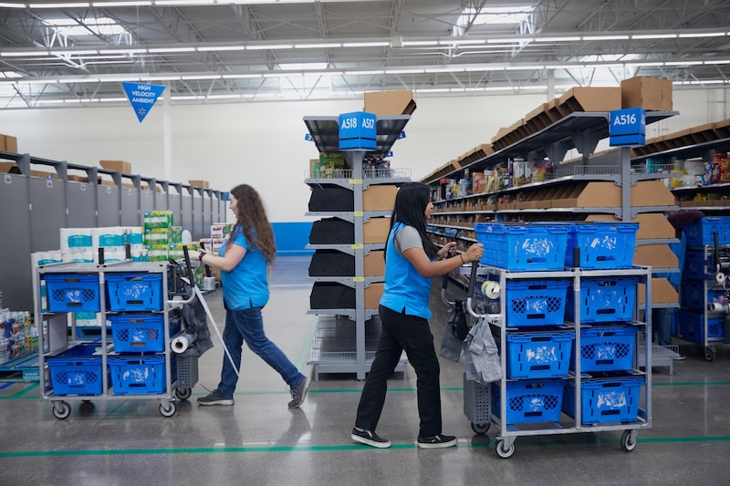 Los empleados preparan los pedidos online en un centro de distribución de Walmart en Grapevine, Texas. Fotógrafo: Dylan Hollingsworth/Bloomberg. Los empleados preparan los pedidos online en un centro de distribución de Walmart en Grapevine, Texas. Fotógrafo: Dylan Hollingsworth/Bloomberg.