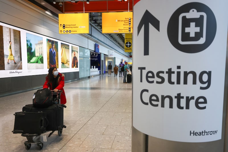 Viajantes britânicos são obrigados a fazer pelo menos três testes por viagem de ida e volta ao exterior Viajantes britânicos são obrigados a fazer pelo menos três testes por viagem de ida e volta ao exterior