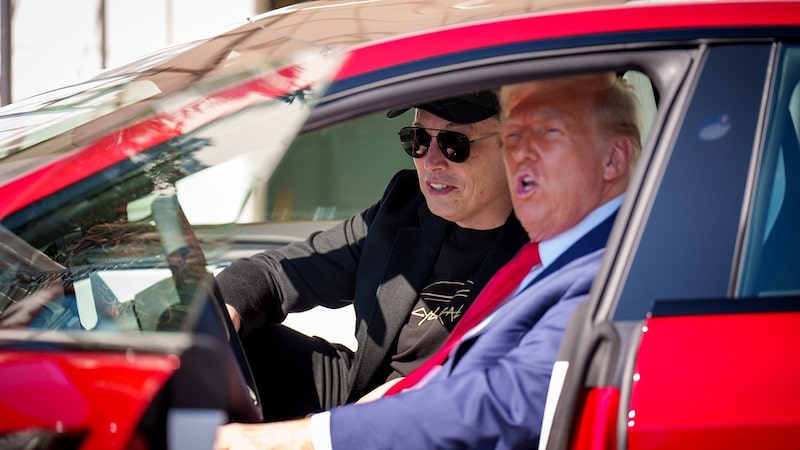 O presidente dos EUA, Donald Trump, e o CEO da Tesla e da SpaceX, Elon Musk, se sentam em um Tesla Model S no gramado sul da Casa Branca em 11 de março de 2025, em Washington, DC. O presidente dos EUA, Donald Trump, e o CEO da Tesla e da SpaceX, Elon Musk, se sentam em um Tesla Model S no gramado sul da Casa Branca em 11 de março de 2025, em Washington, DC.