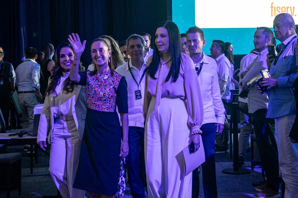 La presidenta de México, Claudia Sheinbaum, saluda a los asistentes de la 89 Convención Bancaria, acompañada de la gobernadora de Banxico, Victoria Rodríguez Ceja (al frente); de la gobernadora de Quintana Roo, Mara Lezama, y del secretario de Hacienda, Edgar Amador, el jueves 19 de marzo de 2026, México. La presidenta de México, Claudia Sheinbaum, saluda a los asistentes de la 89 Convención Bancaria, acompañada de la gobernadora de Banxico, Victoria Rodríguez Ceja (al frente); de la gobernadora de Quintana Roo, Mara Lezama, y del secretario de Hacienda, Edgar Amador, el jueves 19 de marzo de 2026, México.