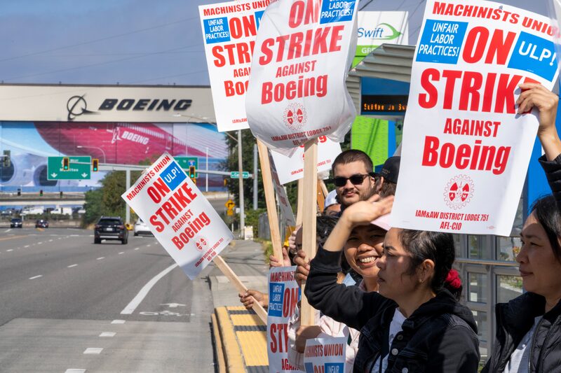 Los trabajadores forman un piquete frente a las instalaciones de Boeing Co. durante una huelga en Everett, Washington, el 16 de septiembre. Los trabajadores forman un piquete frente a las instalaciones de Boeing Co. durante una huelga en Everett, Washington, el 16 de septiembre.