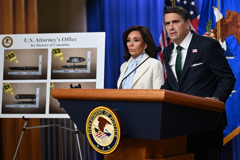Todd Blanche, a la derecha, y Jeanine Pirro durante una rueda de prensa celebrada el 27 de abril. Fotógrafa: Annabelle Gordon/AFP/Getty Images Todd Blanche, a la derecha, y Jeanine Pirro durante una rueda de prensa celebrada el 27 de abril. Fotógrafa: Annabelle Gordon/AFP/Getty Images