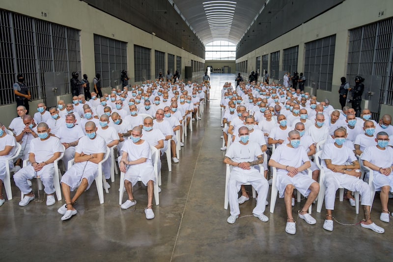 Según la Fiscalía, 413 de los imputados ya se encuentran en prisión y otros 73 tienen órdenes de captura activas. Según la Fiscalía, 413 de los imputados ya se encuentran en prisión y otros 73 tienen órdenes de captura activas.