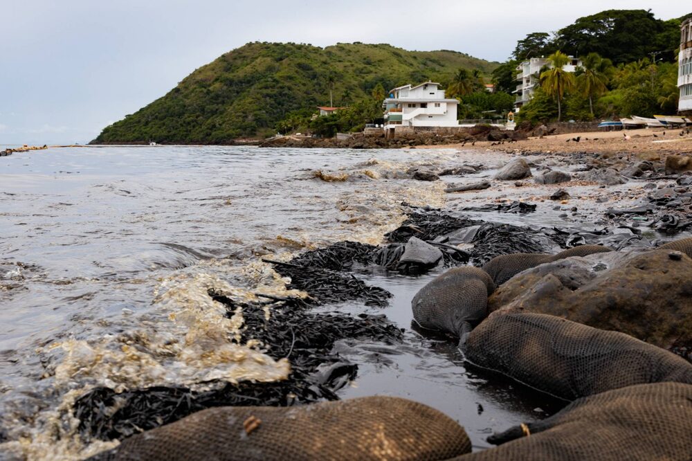 El 8 de junio de 2021 se registró una mancha de combustible alrededor de la isla. Según los pescadores la situación es recurrente. El 8 de junio de 2021 se registró una mancha de combustible alrededor de la isla. Según los pescadores la situación es recurrente.