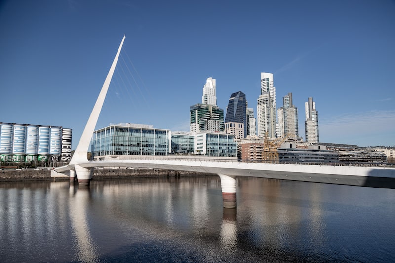 Puerto Madero, o bairro mais novo de Buenos Aires, concentra a hotelaria de bandeira internacional que disputa o hóspede corporativo com o eixo tradicional de Retiro e Recoleta, onde ficam Sheraton, Park Tower e Four Seasons. Puerto Madero, o bairro mais novo de Buenos Aires, concentra a hotelaria de bandeira internacional que disputa o hóspede corporativo com o eixo tradicional de Retiro e Recoleta, onde ficam Sheraton, Park Tower e Four Seasons.