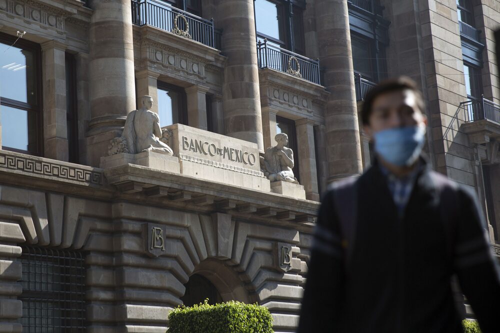 La sorpresiva alza de la inflación en noviembre a un nivel no visto en casi 21 años debe orillar a Banco de México (Banxico) a subir a un mayor ritmo la tasa de interés de referencia en su próxima reunión de política monetaria del 16 de diciembre. La sorpresiva alza de la inflación en noviembre a un nivel no visto en casi 21 años debe orillar a Banco de México (Banxico) a subir a un mayor ritmo la tasa de interés de referencia en su próxima reunión de política monetaria del 16 de diciembre.