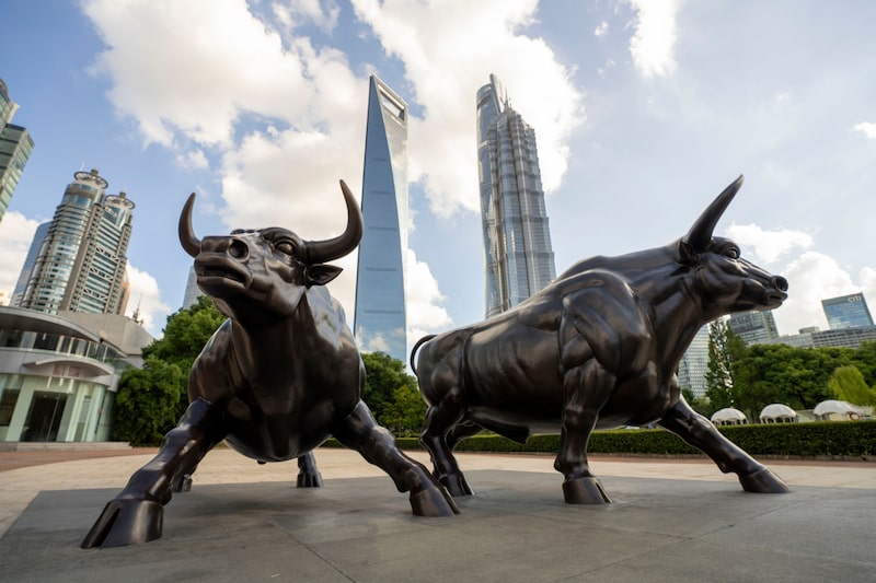 Estatuas de toros en el distrito financiero de Lujiazui de Pudong en Shanghai. Fotógrafo: Raúl Ariano/Bloomberg. Estatuas de toros en el distrito financiero de Lujiazui de Pudong en Shanghai. Fotógrafo: Raúl Ariano/Bloomberg.