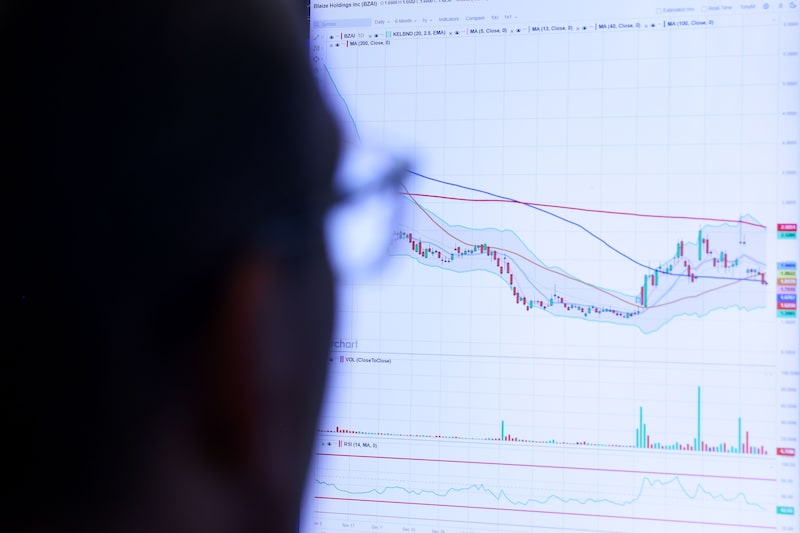 Un operador observa un gráfico en el parqué de la Bolsa de Nueva York (NYSE) en Nueva York, EE.UU. Un operador observa un gráfico en el parqué de la Bolsa de Nueva York (NYSE) en Nueva York, EE.UU.