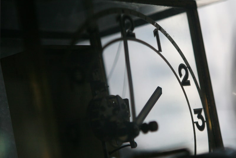 Un reloj en el estante de la tienda Sutton Clock Shop. Un reloj en el estante de la tienda Sutton Clock Shop.