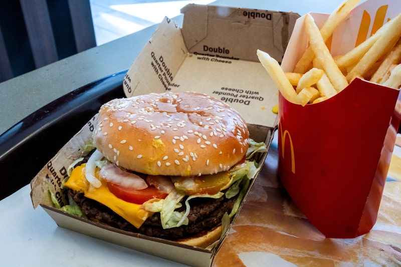 Un cuarto de libra doble con queso y patatas fritas dispuesto en un restaurante McDonald's en El Sobrante, California, EE.UU., el miércoles 23 de octubre de 2024. Un cuarto de libra doble con queso y patatas fritas dispuesto en un restaurante McDonald's en El Sobrante, California, EE.UU., el miércoles 23 de octubre de 2024.
