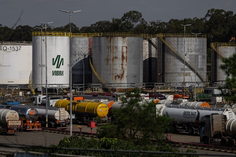 Camiones cerca de tanques de almacenamiento de petróleo en la refinería Paulinia Replan de Petróleo Brasileiro SA (Petrobras) en Paulinia, estado de Sao Paulo, Brasil. Fotógrafa: Maira Erlich/Bloomberg. Camiones cerca de tanques de almacenamiento de petróleo en la refinería Paulinia Replan de Petróleo Brasileiro SA (Petrobras) en Paulinia, estado de Sao Paulo, Brasil. Fotógrafa: Maira Erlich/Bloomberg.