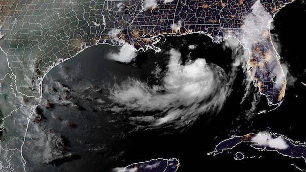 Bertha se convierte en tormenta tropical y amenaza con fuertes lluvias en la costa del Golfo Bertha se convierte en tormenta tropical y amenaza con fuertes lluvias en la costa del Golfo