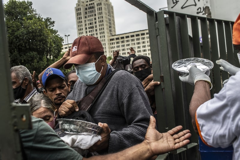 Personas que reciben apoyo en comida afuera de la Biblioteca Parque Estadual en Río de Janeiro. Personas que reciben apoyo en comida afuera de la Biblioteca Parque Estadual en Río de Janeiro.