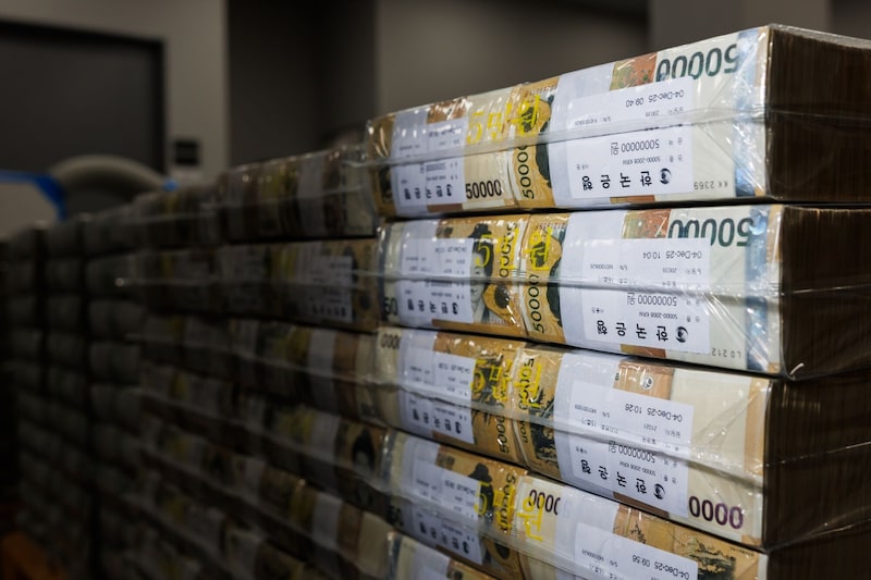 Billetes surcoreanos de 50.000 wones en la sede del Banco de Corea. Billetes surcoreanos de 50.000 wones en la sede del Banco de Corea.
