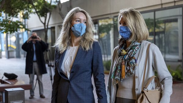 Elizabeth Holmes toma el centro del escenario en el juicio por fraude de Theranos Elizabeth Holmes toma el centro del escenario en el juicio por fraude de Theranos