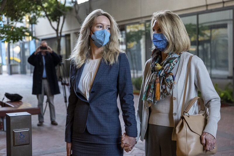 Elizabeth Holmes, fundadora de Theranos Inc. (izquierda) llega a una corte federal en San José, California, EE.UU. Elizabeth Holmes, fundadora de Theranos Inc. (izquierda) llega a una corte federal en San José, California, EE.UU.