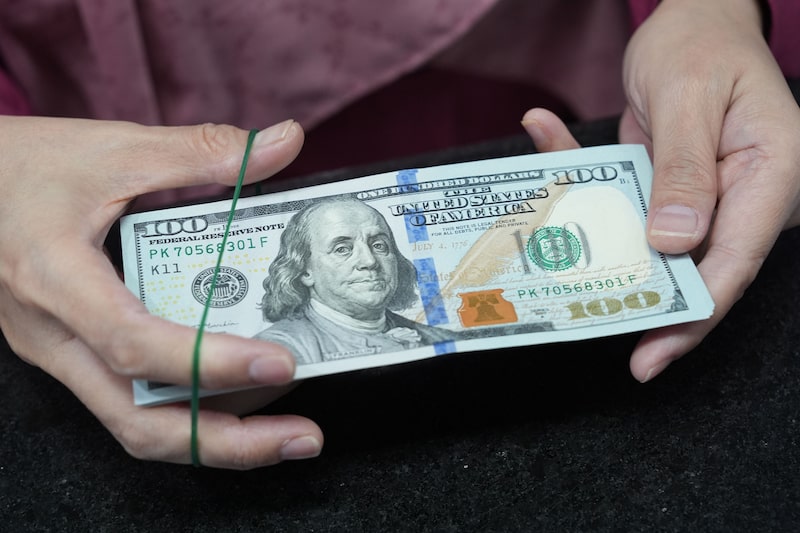 A worker handles US dollar banknotes at a currency exchange office in Jakarta, Indonesia. Photographer: Dimas Ardian/Bloomberg A worker handles US dollar banknotes at a currency exchange office in Jakarta, Indonesia. Photographer: Dimas Ardian/Bloomberg