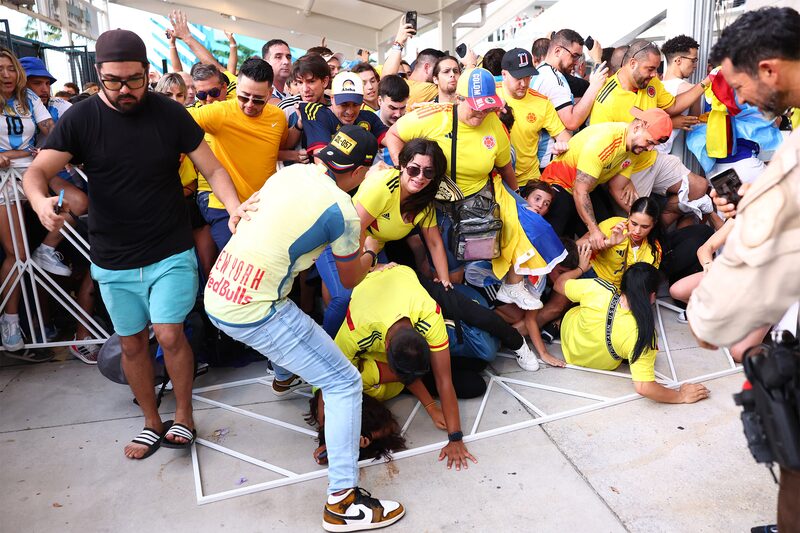 Aficionados intentan entrar en el estadio antes del partido en Miami Gardens, Florida, el 14 de julio. Aficionados intentan entrar en el estadio antes del partido en Miami Gardens, Florida, el 14 de julio.