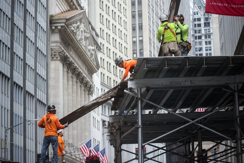 Obreros de la construcción en una estructura provisional instalada junto a la Bolsa de Nueva York, en Nueva York, el 31 de agosto de 2026. Fotógrafo: Michael Nagle/Bloomberg Obreros de la construcción en una estructura provisional instalada junto a la Bolsa de Nueva York, en Nueva York, el 31 de agosto de 2026. Fotógrafo: Michael Nagle/Bloomberg