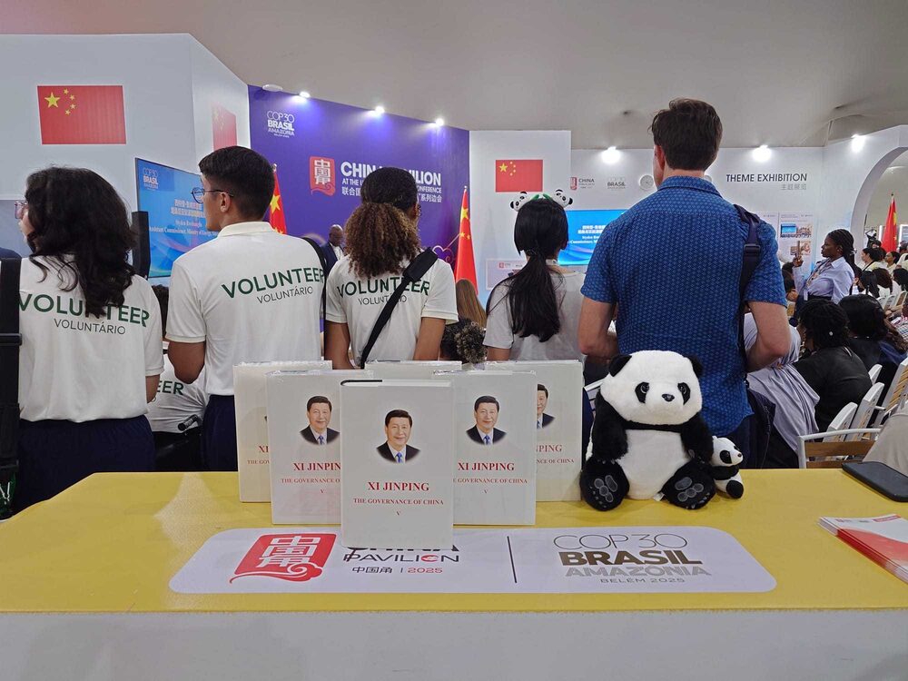 Lembranças, incluindo brinquedos de panda, no pavilhão da China a COP30. (Foto: Alfred Cang/Bloomberg) Lembranças, incluindo brinquedos de panda, no pavilhão da China a COP30. (Foto: Alfred Cang/Bloomberg)