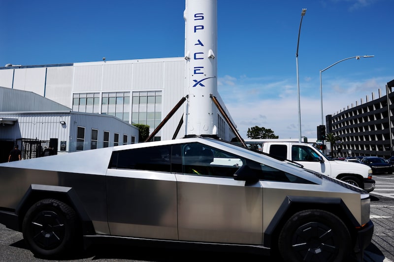 Un Tesla Cybertruck pasa junto a un cohete SpaceX Falcon 9 en Hawthorne, California. Un Tesla Cybertruck pasa junto a un cohete SpaceX Falcon 9 en Hawthorne, California.