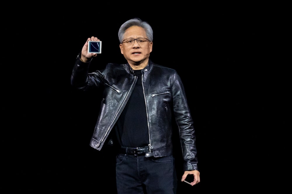 Jensen Huang, cofundador y consejero delegado de Nvidia Corp, muestra el nuevo chip de GPU Blackwell durante la Conferencia sobre Tecnología de GPU de Nvidia (GTC) en San José, California, EE. UU., el lunes 18 de marzo de 2024. Jensen Huang, cofundador y consejero delegado de Nvidia Corp, muestra el nuevo chip de GPU Blackwell durante la Conferencia sobre Tecnología de GPU de Nvidia (GTC) en San José, California, EE. UU., el lunes 18 de marzo de 2024.