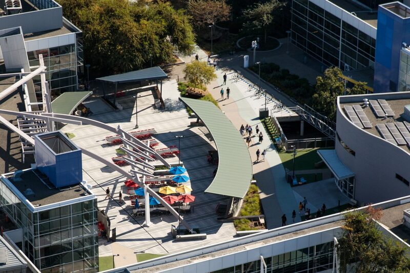 Varias personas caminan por el edificio de la sede corporativa Googleplex en esta fotografía aérea tomada sobre Mountain View, California, Estados Unidos, el miércoles 23 de octubre de 2019. Varias personas caminan por el edificio de la sede corporativa Googleplex en esta fotografía aérea tomada sobre Mountain View, California, Estados Unidos, el miércoles 23 de octubre de 2019.