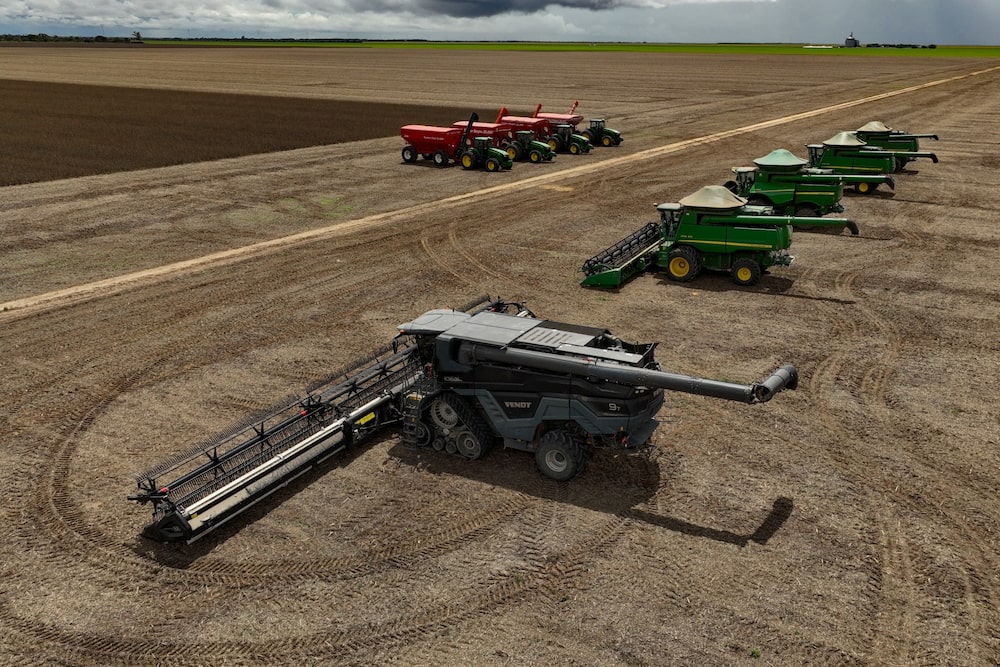 Máquinas agrícolas em um campo parcialmente trabalhado durante uma colheita de soja e de milho perto de Luis Eduardo Magalhães, na Bahia (Foto: Bloomberg)
Máquinas agrícolas em um campo parcialmente trabalhado durante uma colheita de soja e de milho perto de Luis Eduardo Magalhães, na Bahia (Foto: Bloomberg)