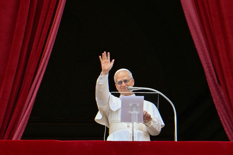O Papa Leão XIV reza a oração Regina Caeli do balcão central principal da loggia da Basílica de São Pedro, no Vaticano, em 11 de maio de 2025. (Foto de ALBERTO PIZZOLI/AFP via Getty Images) O Papa Leão XIV reza a oração Regina Caeli do balcão central principal da loggia da Basílica de São Pedro, no Vaticano, em 11 de maio de 2025. (Foto de ALBERTO PIZZOLI/AFP via Getty Images)